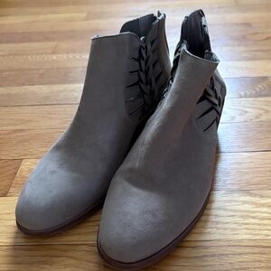 Vince Camuto Sz 7 Grey Suede ankle boot